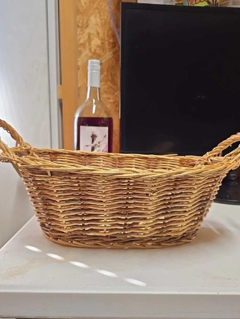 Vtg.Woven Rattan Serving Basket in Natural Brown - (226)